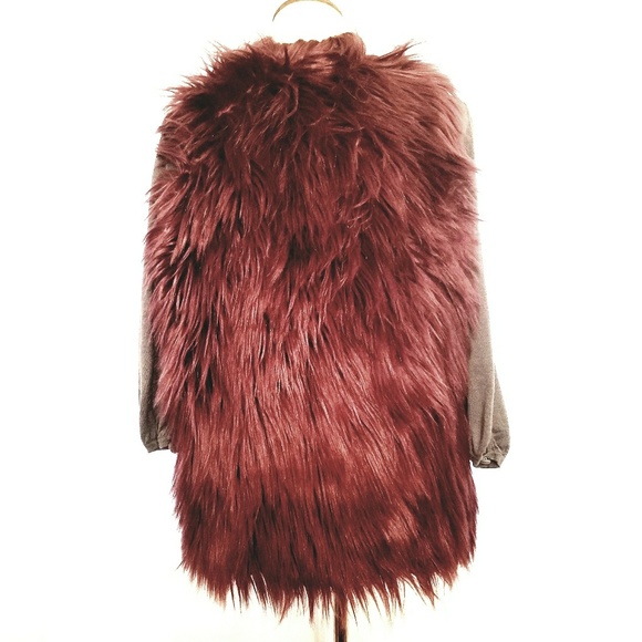 Romeo + Juliet couture Faux Fur Vest - Picture 2 of 3